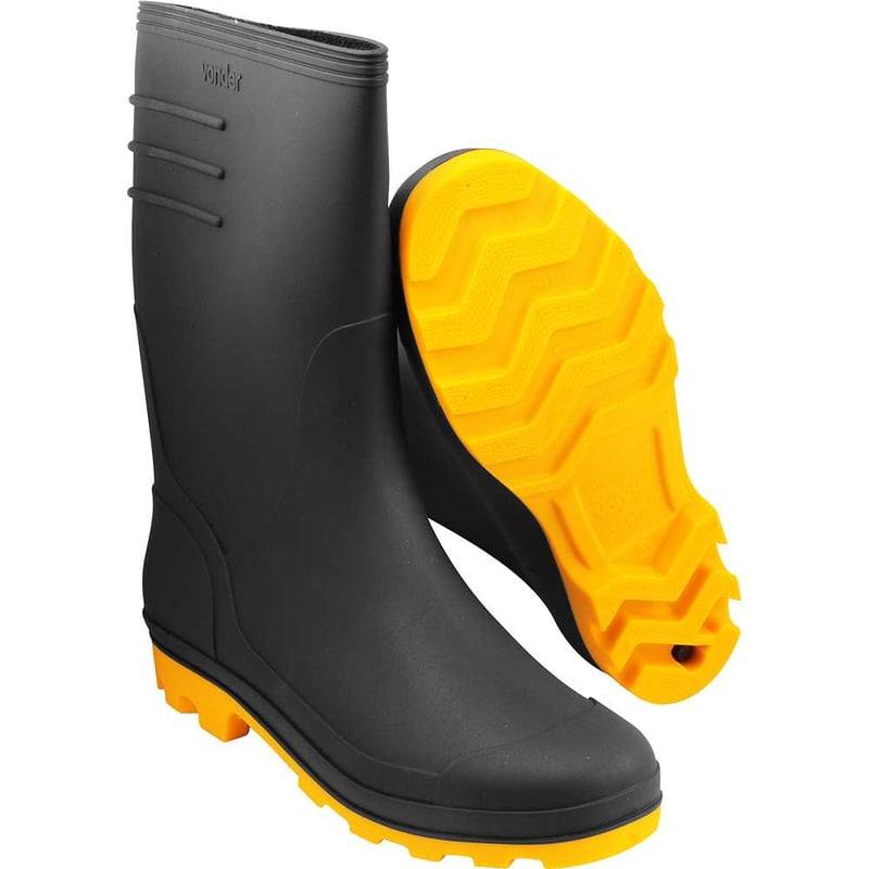 Bota de PVC preta com solado amarelo, 36, cano médio, com forro