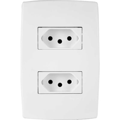 Tomada de embutir linha Pial Plus dupla 2 pinos + terra 615075